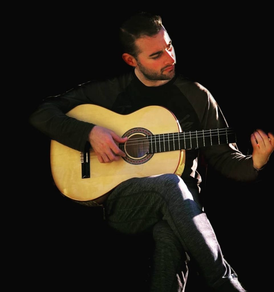 La imagen tiene un atributo ALT vacío; su nombre de archivo es Guitarra-espanola-961x1024.jpg